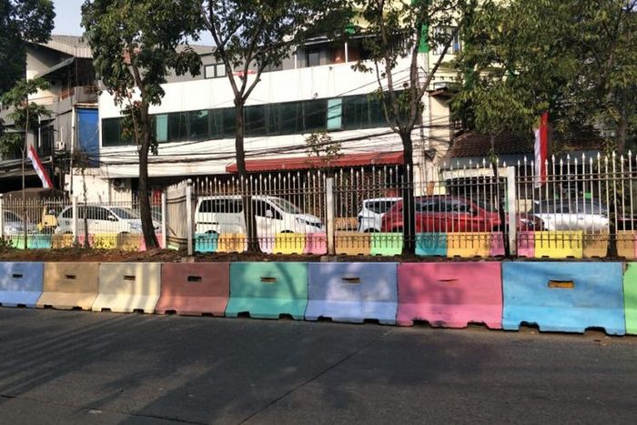 Separator warna warni di Pejaten Barat. Minggu (29/7/2018)