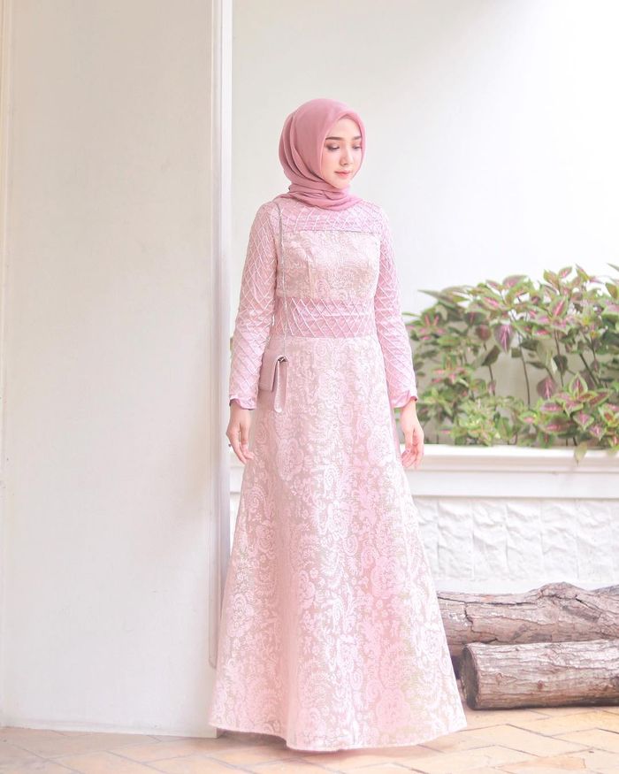 4 Pilihan Gaun Kebaya Anggun Warna Pink untuk Tampilan 