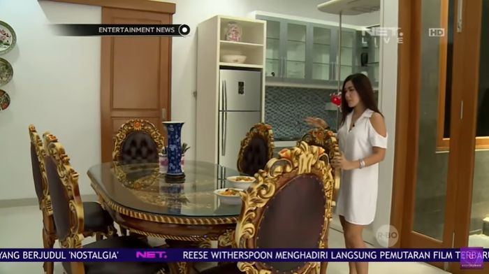 Ruang makan dan dapur rumah Rey Utami