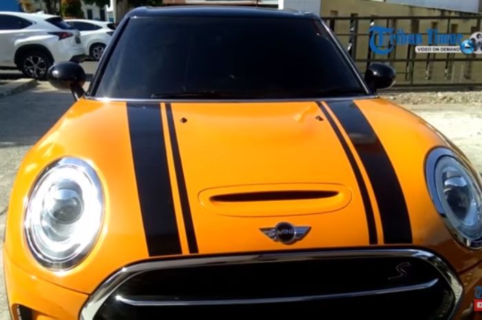 Mini Cooper seharga Rp 700 juta yang dimiliki Sutra Hasan (istri Agus).
