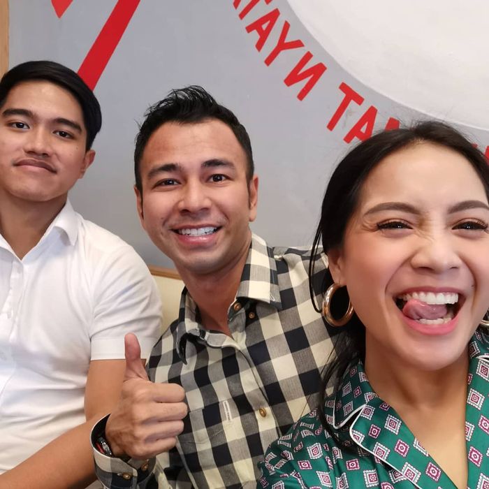 Nagita Slavina terlihat pakai baju mewah mirip piyama saat foto bareng Kaesang
