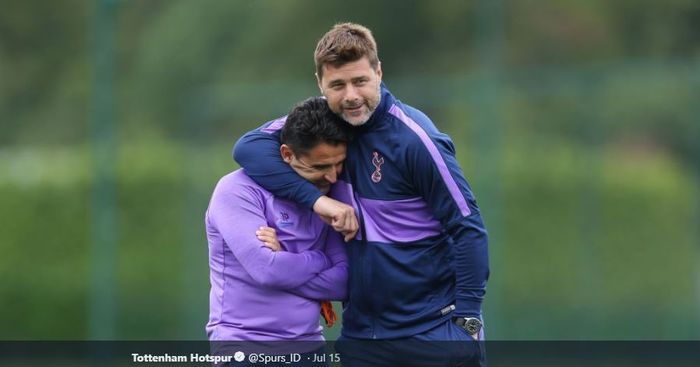 Manajer Tottenham Hotspur, Mauricio Pochettino memeluk asistennya, Jesus Perez.
