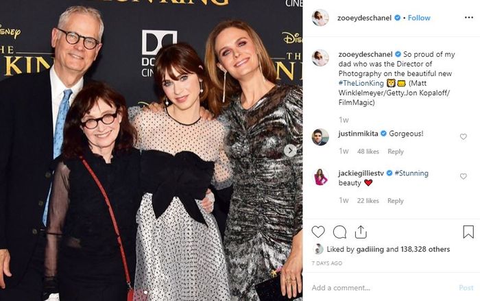 Zooey bersama ayah, ibu, dan kakak perempuannya saat menghadiri gala premier The Lion King