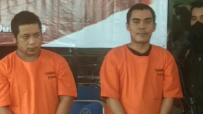 Tersangka Bandar Narkoba Asal Panca Rijang <a href='https://style.tribunnews.com/tag/sidrap' title='Sidrap'>Sidrap</a>, Agus Sulo (kanan) dan kaki tangannya, Syukur (kiri) 