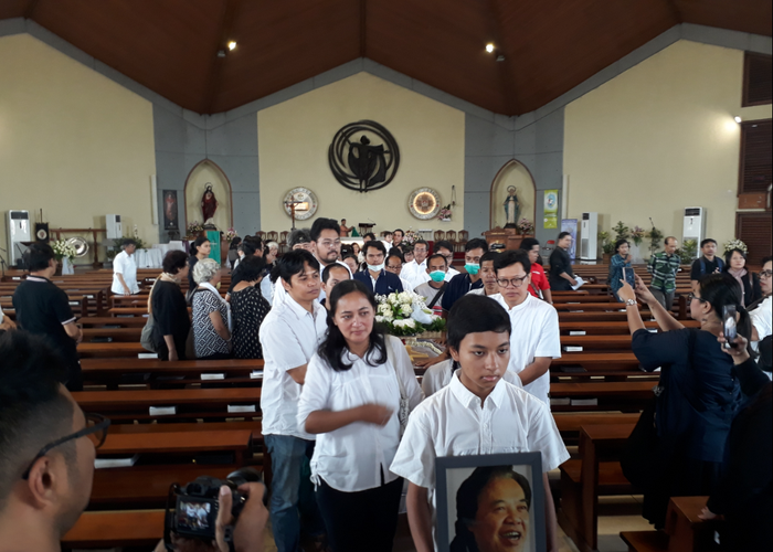 Misa Pelepasan Jenazah Arswendo Atmowiloto di Gereja Matius Penginjil Bintaro, Jakarta Selatan, Sabtu (20/7/2019).