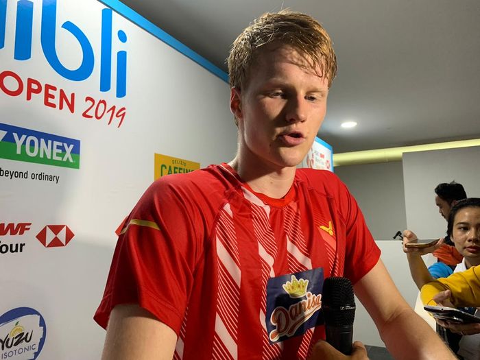 Pebulutangkis tunggal putra Denmark, Anders Antonsen, berbicara kepada wartawan usai laga semifinal Indonesia Open 2019 di Istora Senayan, Jakarta, Sabtu (20/7/2019).