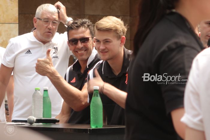 Gianluigi Buffon dan Matthijs de Ligt menyapa fan saat meet and greet International Champions Cup 2019 di  Resorts World Sentosa, Singapura, Sabtu (20/7/2019).