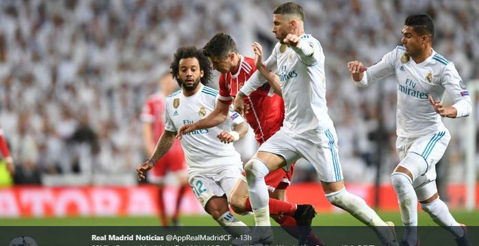 Penyerang Bayern Muenchen, Robert Lewandowski, diadang para pemain Real Madrid, Marcelo, Sergio Ramos, dan Casemiro dalam laga Liga Champions musim 2017-2018.
