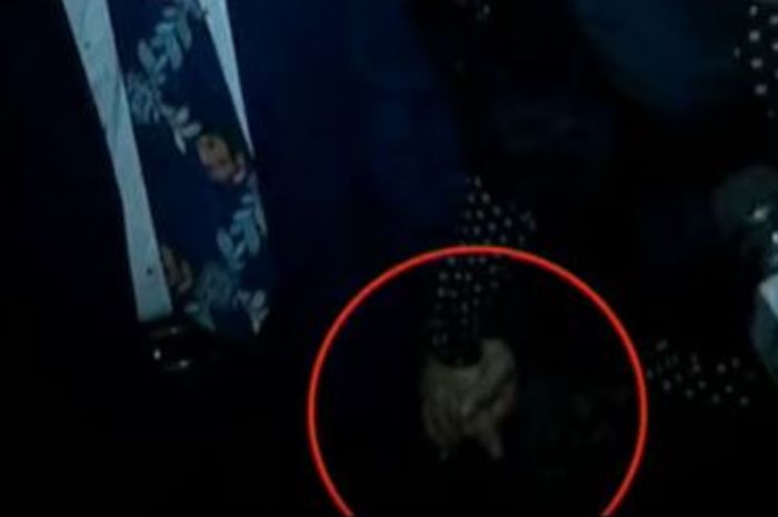 Tangkap layar Youtube/Starpro Indonesia
Barbie Kumalasari dan pengacara Galih Ginanjar bergandengan tangan