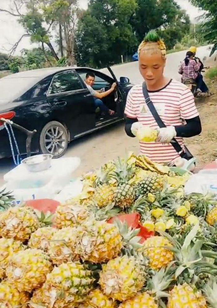 Gaya Su yang nyentrik menarik pengendara yang lewat