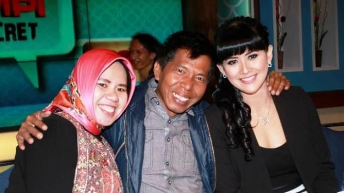 Komedian Kiwil (tengah) bersama kedua istrinya, Rochimah (kiri) dan Meggy Wulandari (kanan).