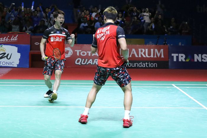 Pasangan ganda putra Indonesia, Marcus Fernaldi Gideon/Kevin Sanjaya Sukamuljo, bereaksi pada laga semifinal Indonesia Open 2019 di Istora Senayan, Jakarta, Sabtu (20/7/2019).