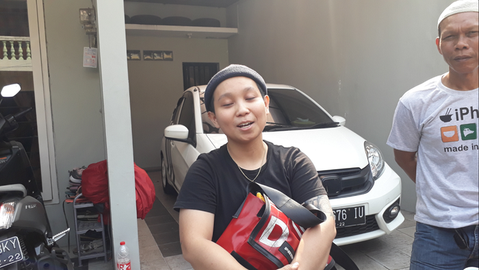 Sari, keponakan Nunung saat ditemui tim Grid.ID di kediamannya, kawasan Tebet, Jakarta Selatan pada Sabtu (20/7/2019). (Grid.ID/Rangga Gani Satrio)