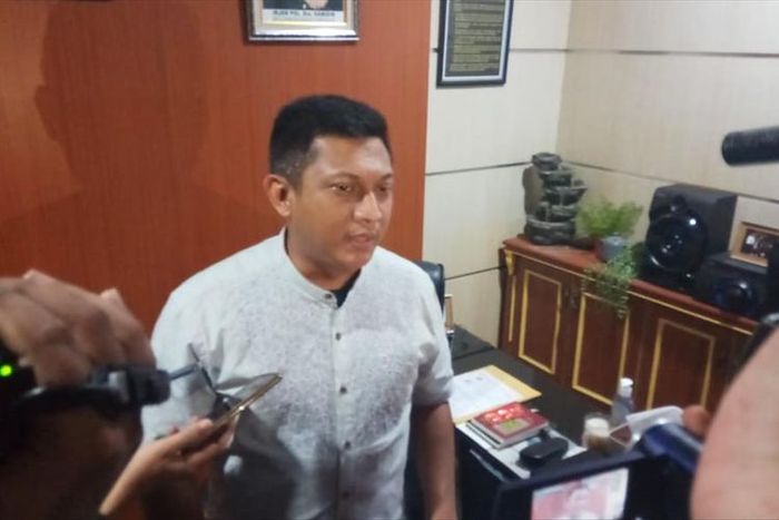 Kasat Reskrim Polrestabes Makassar AKBP Indratmoko saat diwawancara mengenai rekayasa kasus penculikan yang dilakukan RZ di Polrestabes Makassar, Jumat 