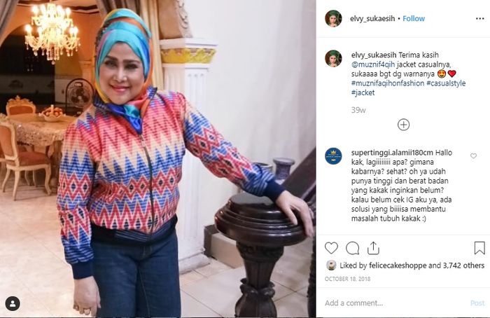 Ruang makan di rumah Elvy Sukaesih