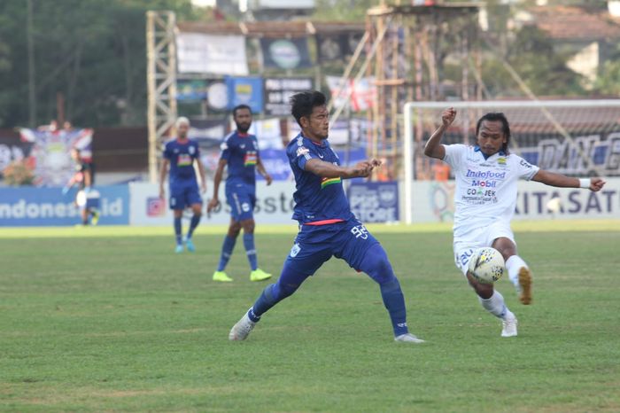 Gelandang Persib, Hariono (kanan), memotong bola yang mengarah kepada penyerang PSIS Semarang, Bayu Nugroho (kiri), pada laga pekan kesepuluh Liga 1 2019 di Stadion Moch Soebroto, Magelang, Minggu (21/7/2019).