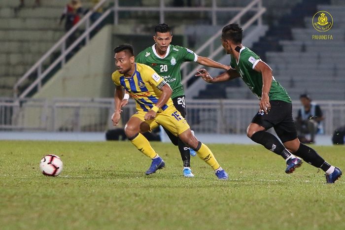 Pemain asal Indonesia milik Pahang FA, Saddil Ramdani melewati dua pilar Melaka United pada laga pekan pamungkas Liga Super Malaysia 2019 di Stadion Darul Makmur, 20 Juli 2019. 