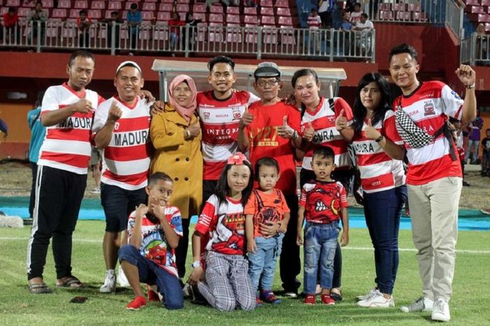 Gelandang Madura United, Andik Vermansah, bersama orang tuanya saat pertandingan pekan ke-10 Liga 1 2019.