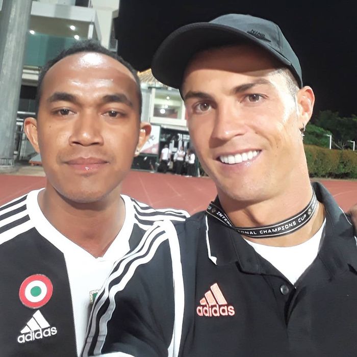 Salah satu fans Indonesia berhasil selfie dengan Cristiano Ronaldo di Bishan Stadium, Singapura, Sabtu (20/7/2019).