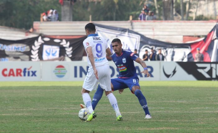 Gelandang Persib, Esteban Vizcarra (9), berduel dengan gelandang PSIS Semarang, Patrick Mota (8), pad a laga pekan kesepuluh Liga 1 2019 di Stadion Moch Soebroto, Minggu (21/7/2019).
