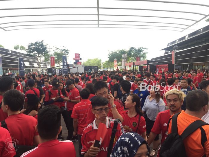 Suporter Manchester United memadati fan zone International Champions Cup 2019 di National Stadium, Singapura.