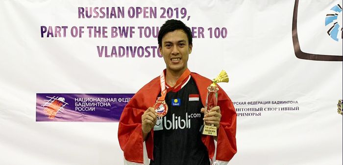 Pebulu tangkis tunggal putra Indonesia, Shesar Hiren Rhustavito, berpose di podium juara pada Russian Open 2019, di Sport Hall Olympik, Vladivostok, Rusia, Minggu (21/7/2019).