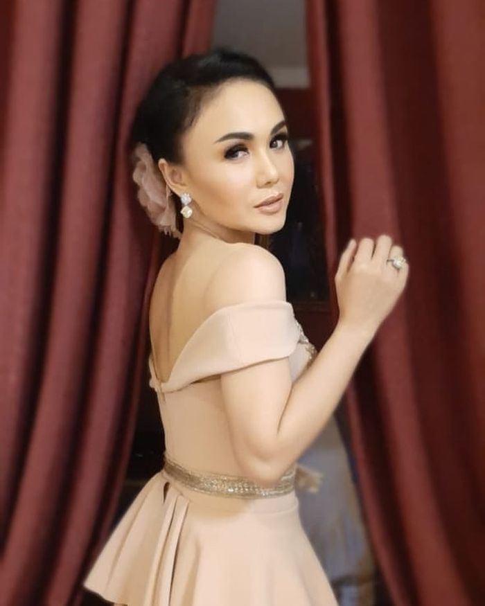 Intip Gaya Memesona Yuni Shara di Usia 47 Tahun bak Anak ...