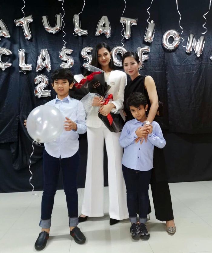 Kedekatan putri sambung Bunga Zainal dengan adik-adiknya