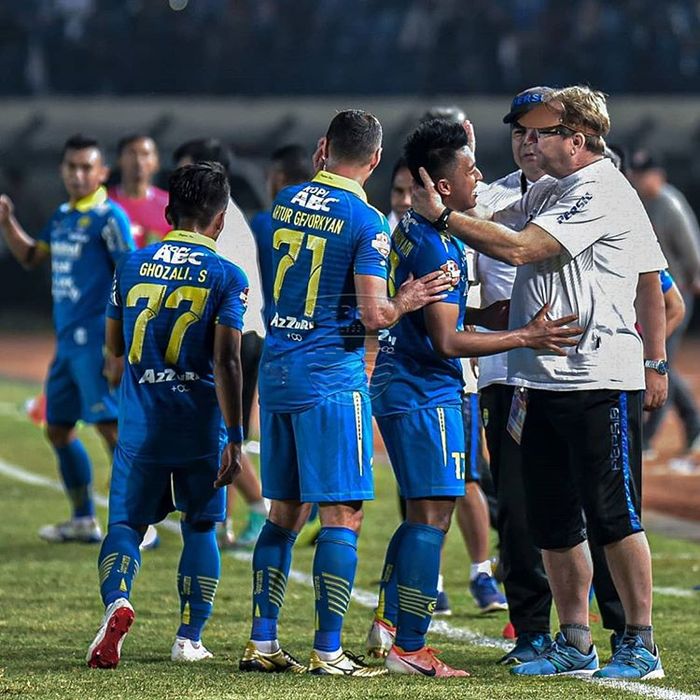 pemain Persib Bandung mendapatkan pelukan dari pelatih Robert Rene Alberts setelah laga kontra Kalteng Putra pada pekan kesembilan Liga 1 2019.