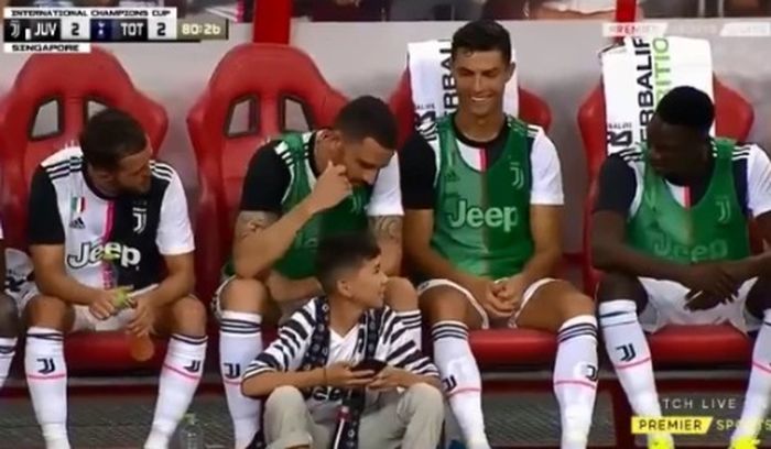 Cristiano Ronaldo, Leonardo Bonucci, dan Toure menyambut datangnya Pitch Invader.