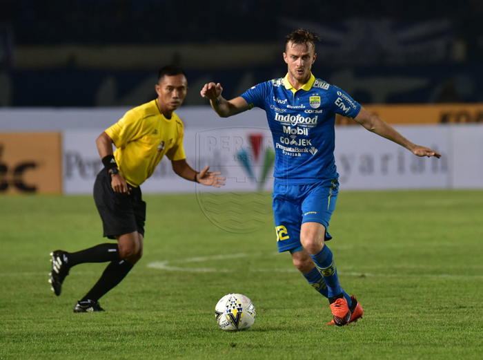 Aksi Gelandang Persib Bandung, Rene Mihelic, saat membela timnya melawan PSIS Semarang pada pekan kesepuluh Liga 1 2019.