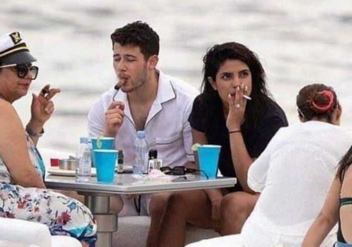 Priyanka Chopra kepergok merokok.