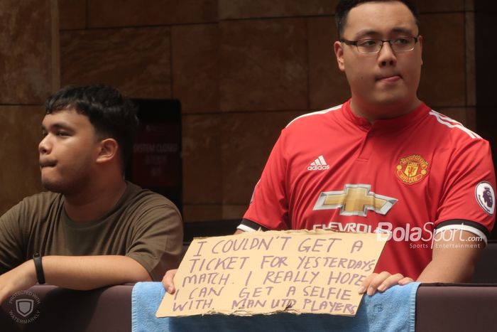 Seorang fan memohon foto kepada pemain Manchester United untuk berswafoto karena tidak mendapatkan tiket International Champions Cup 2019.
