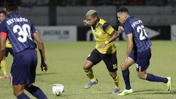 Pemain Barito Putera, Rafael Silva (tengah) vs Persela Lamongan Liga 1 2019 di Stadion Demang Lehman, Senin (22/7/2019).