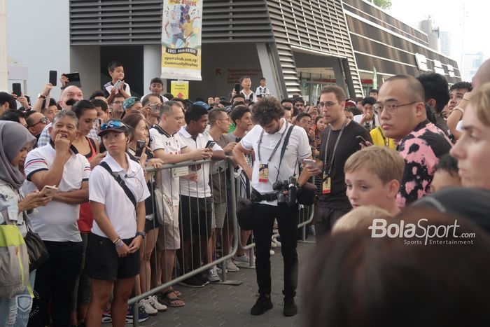 Para penggemar Juventus menanti kedatangan sang legenda di fanzone International Champions Cup 2019 di National Stadium, Singapura, Minggu (21/7/2019).