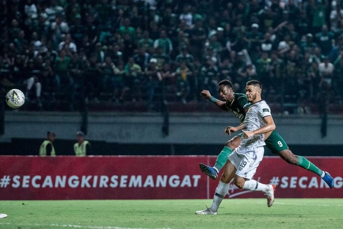 Striker Persebaya Surabaya, Amido Balde, mendapatkan pengawalan dari bek Tira-Persikabo, Khursed Beknazarov, pada laga pekan ke-10 Liga 1 2019.