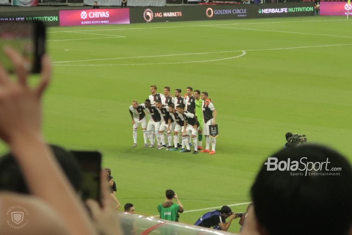 Juventus berfoto bersama sebelum pertandingan melawan Spurs di International Champions Cup 2019 National Stadium, Singapura, Minggu (21/7/2019).