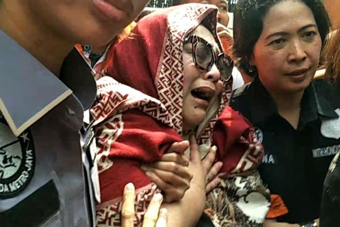 Detik-Detik Pilu, Nunung Cium Tangan Suami hingga Dibopong Sambil Nangis Histeris: Maafkan ya, Yah...