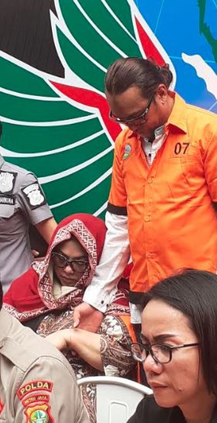 Nunung dan suaminya, July Jan Sambiran saat rilis kasus narkobanya di Polda Metro Jaya, Senin (22/7/2019)