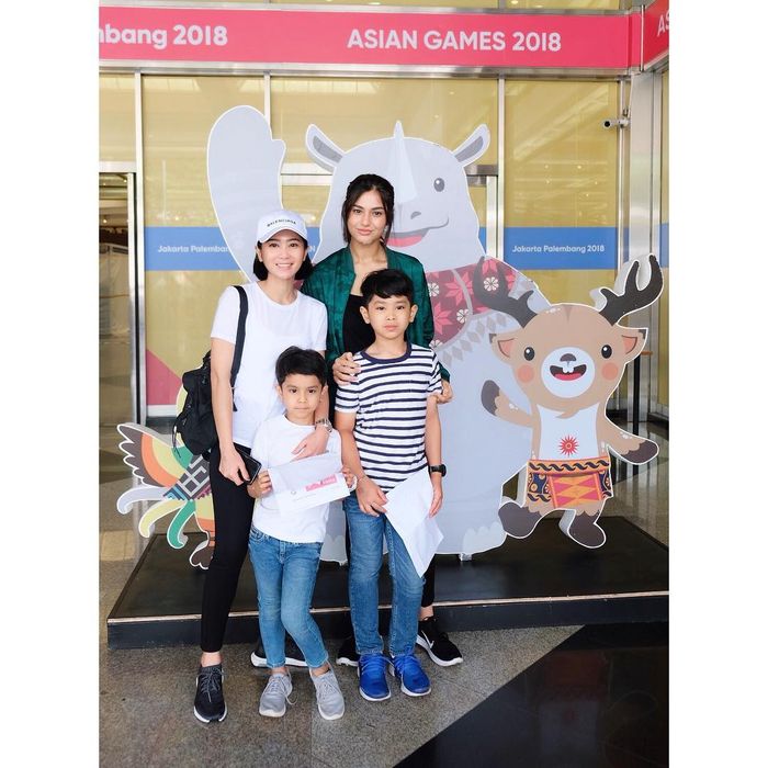 Kedekatan putri sambung Bunga Zainal dengan adik-adiknya