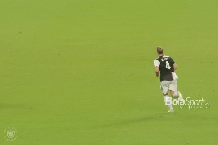 Bek baru Juventus Matthijs de Ligt beraksi di laga melawan Spurs di International Champions Cup 2019 National Stadium, Singapura, Minggu (21/7/2019).
