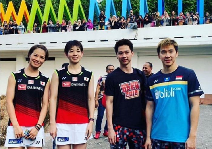 Ganda putri Jepang, Yuki Fukushima/Sayaka Hirota saat berpose bersama Marcus Fernaldi Gideon/Kevin Sanjaya Sukamuljo di ajang Indonesia Open 2019.