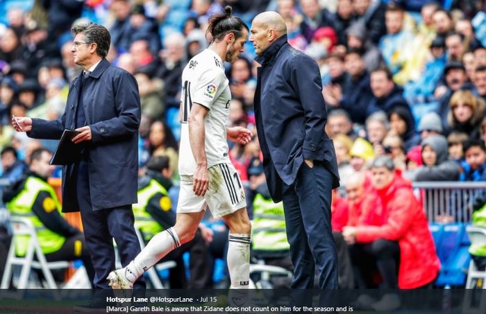 Situasi saat Gareth Bale dan Zinedine Zidane berpapasan ketika sang pemain diganti pada sebuag pertandingan di Liga Spanyol musim 2018-2019. 