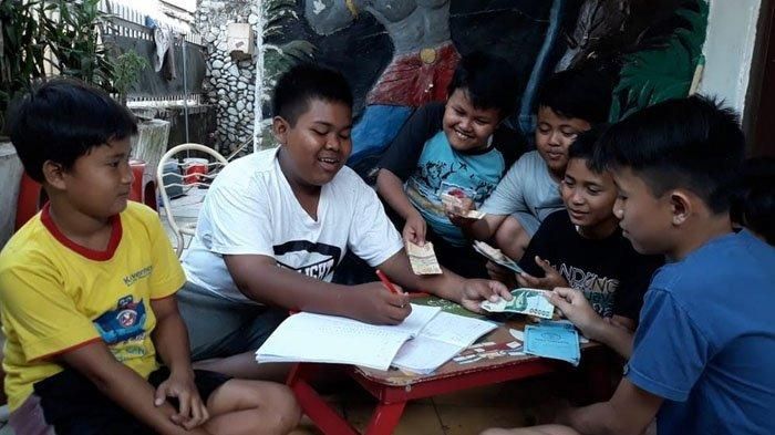 Ketujuh anak sedang mengumpulkan uang tabungan di rumah Fauzan untuk membeli sapi kurban