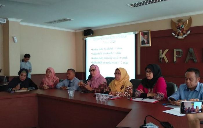Kepala sekolah tempat anak Nunung bersekolah, Syamsudin, mendatangi KPAI siang ini, Selasa (23/7/2019), guna mematahkan kabar anak Nunung dibully.