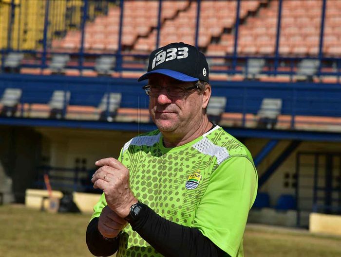 Pelatih Persib Bandung, Robert Rene Alberts, saat memimpin latihan timnya jelang laga kontra Bali United pada pekan ke-11 Liga 1 2019.