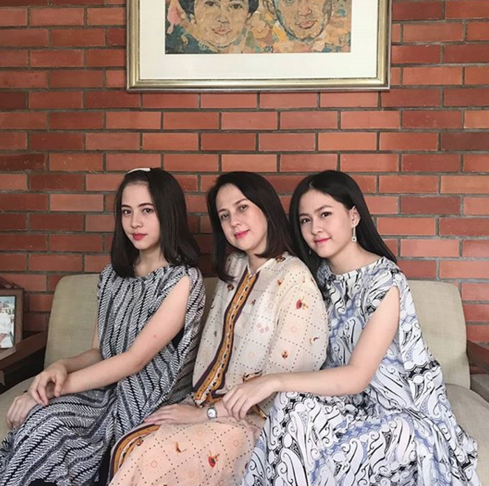 Kyla, Zara, dan sang mama
 