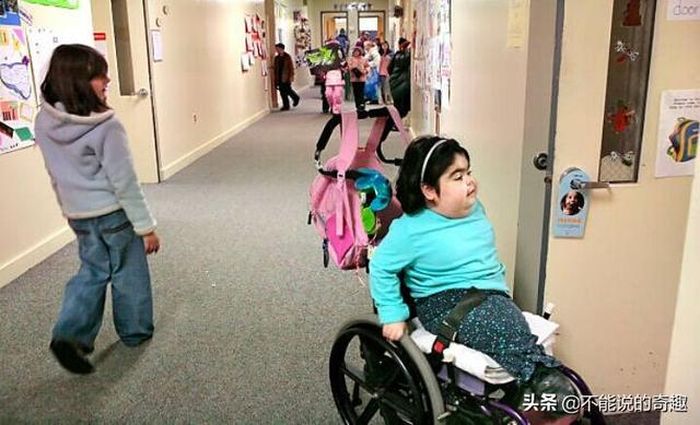 Shiloh pergi sekolah seperti anak lainnya