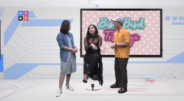 Millen Cyrus saat menyampaikan reaksi sang ibu tentang dirinya yang melakukan operasi payudara
