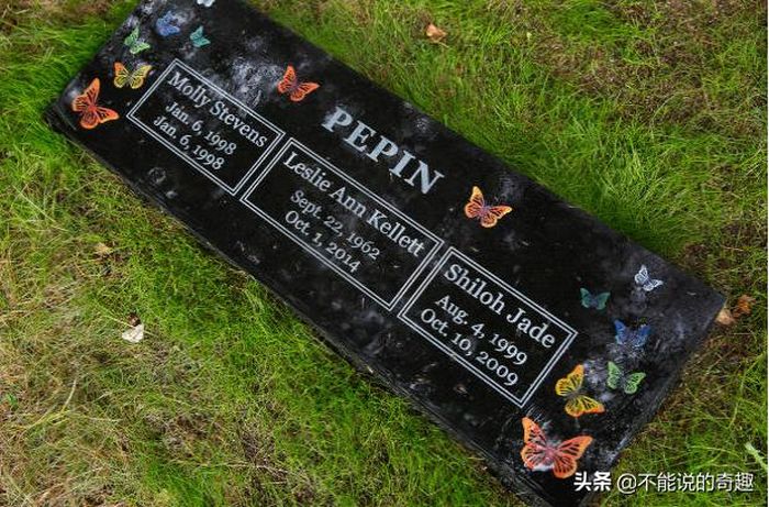 Batu nisan Shiloh, saudara perempuan, dan ibunya diukir gambar kupu-kupu.